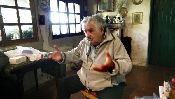 MON05 MONTEVIDEO (URUGUAY), 16/05/2013. El presidente de Uruguay, José Mujica, habla durante una entrevista con Efe, hoy, jueves 16 de mayo de 2013, en su domicilio, en una zona rural de Montevideo (Uruguay). Mujica dijo que se opone al consumo de marihuana y a la práctica del aborto pero que prefiere legalizar ambas cosas para que no crezcan "en las sombras" y causen mayor daño a la población. EFE/Iván Franco