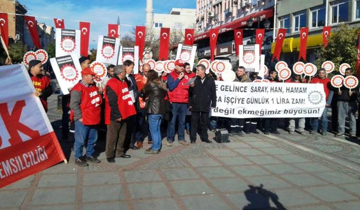 Edirne PTT önündeki basın açıklamasını DİSK Trakya bölge temsilcisi Arif Kuday okudu 
