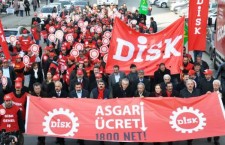 DİSK “Asgari Ücret 1800 Net” talebi için Çalışma Bakanlığı önündeydi