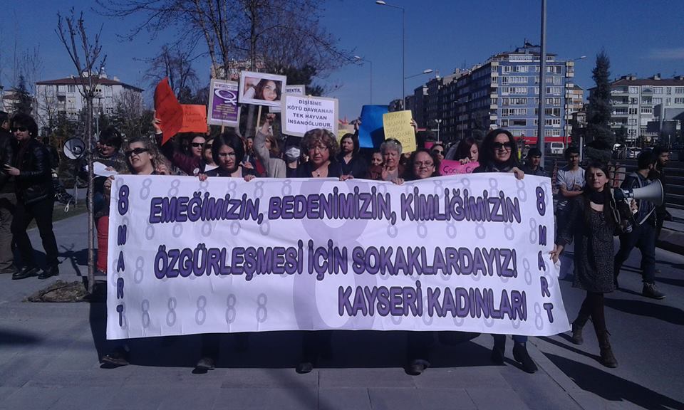 Forum alanında toplanan kadınlar Cumhuriyet Meydanı'na yürüdü