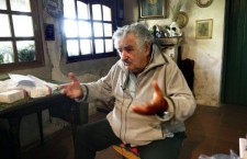 MON05 MONTEVIDEO (URUGUAY), 16/05/2013. El presidente de Uruguay, José Mujica, habla durante una entrevista con Efe, hoy, jueves 16 de mayo de 2013, en su domicilio, en una zona rural de Montevideo (Uruguay). Mujica dijo que se opone al consumo de marihuana y a la práctica del aborto pero que prefiere legalizar ambas cosas para que no crezcan "en las sombras" y causen mayor daño a la población. EFE/Iván Franco