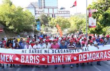 Yüzbinler Taksim’de: Ne darbe, ne OHAL!