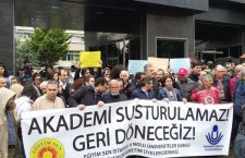 DİSK’liler “Akademi susturulamaz” diyenlerin yanında