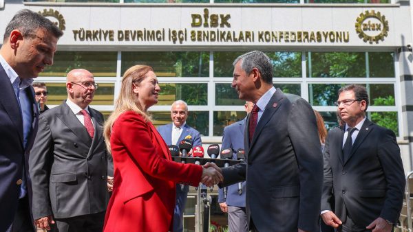 Cumhuriyet Halk Partisi Genel Başkanı Özgür Özel, İstanbul’da Türkiye Devrimci İşçi Sendikaları  Konfederasyonu Genel Başkanı Arzu Çerkezoğlu’nu DİSK Genel Merkezi’nde ziyaret etti. Ziyaretin ardından CHP lideri Özel, DİSK Genel Başkanı Çerkezoğlu ile birlikte ortak basın açıklaması yaptı.