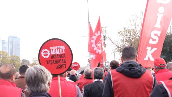 Açlık Sınırının Bile Altındaki Asgari Ücreti Kabul Etmiyoruz! İnsanca Yaşanacak Bir Ücret İstiyoruz!